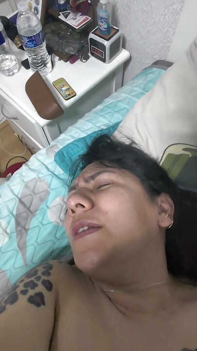 Não consegui gritar de prazer e ele gozou na minha cara