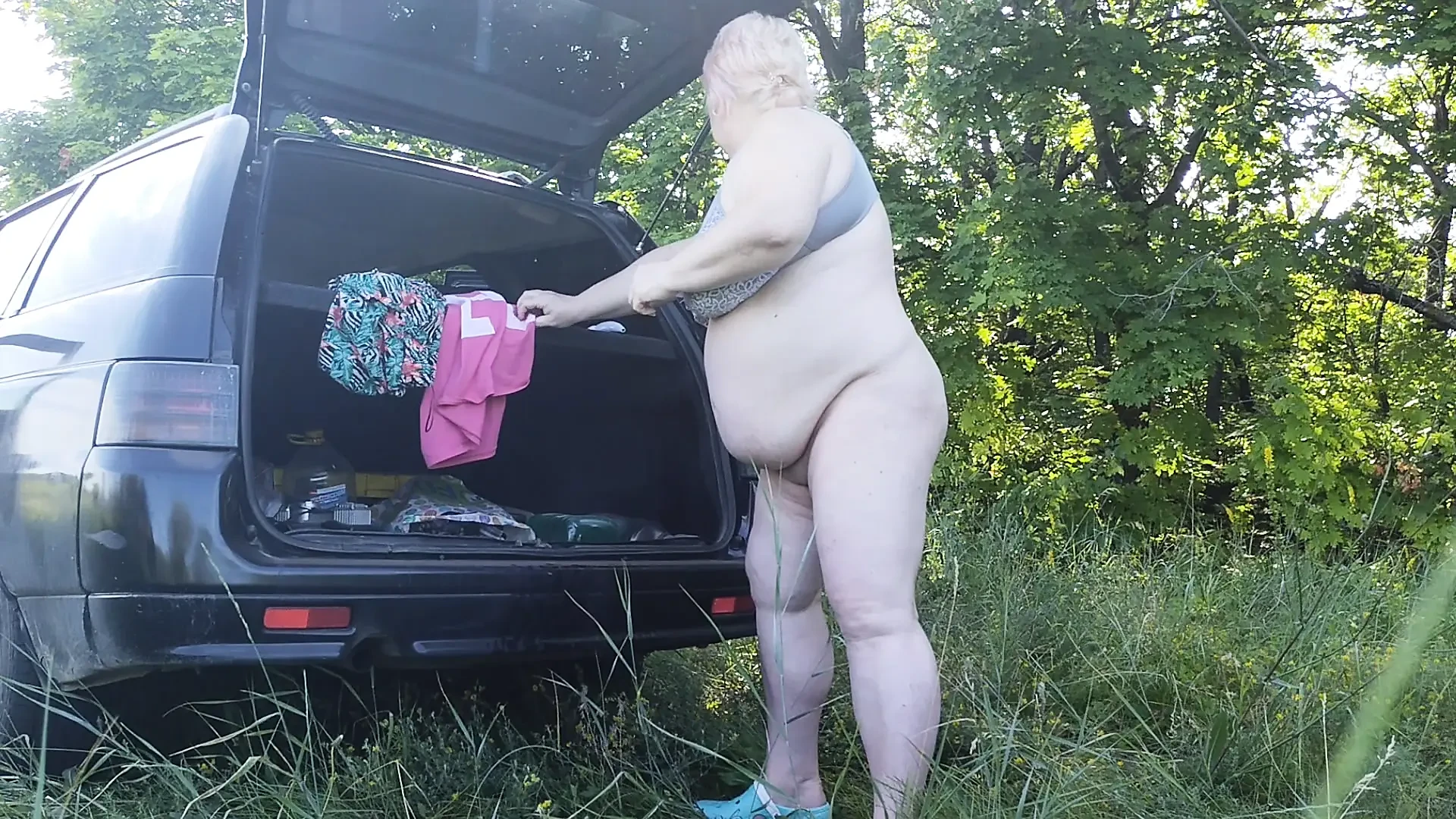 Svärmor onanerar sin fitta i naturen