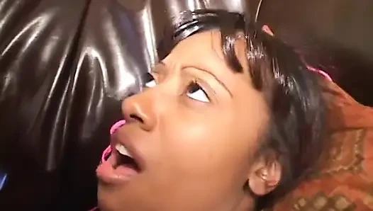 Balon götlü orta yaşlı seksi kadın yarağa binmeden önce pembe g ipinde kucak dansı yapıyor