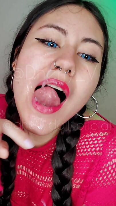 직장에 가서 친구가 내 입에 자지를 넣고 오줌을 싸고 정액을 삼켜