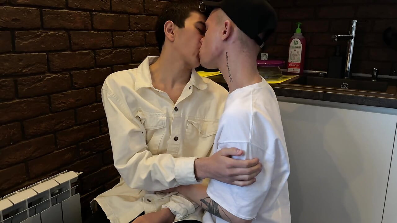 Ένας τύπος με μεγάλο πούτσο γαμάει μια μαθήτρια