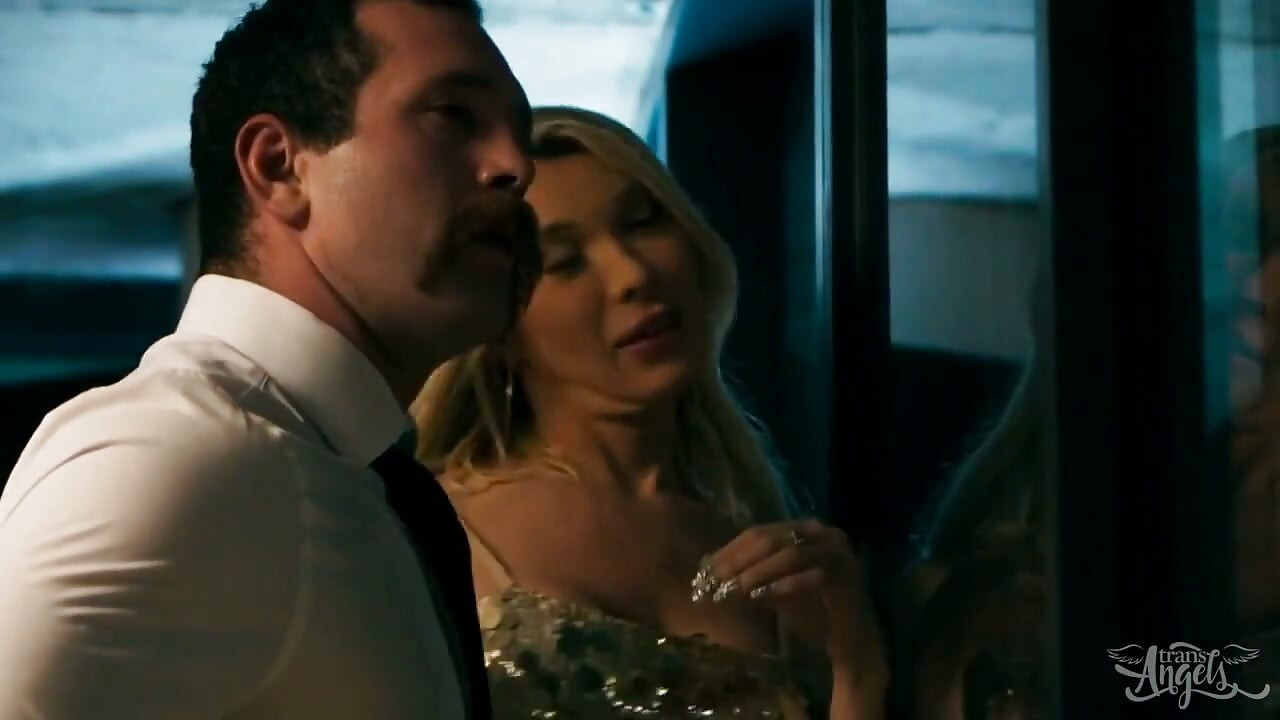 Trans Angels - Pagkatapos ng late-night work meeting, sexy blonde tgirl na si Aubrey Kate ay nag-hail ng taxi