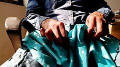 Satijnen aftrekbeurt - lul hoofd wrijven en klaarkomen op satijnen zijdeachtige hemelsblauwe stippenprint pak van buurman (80)