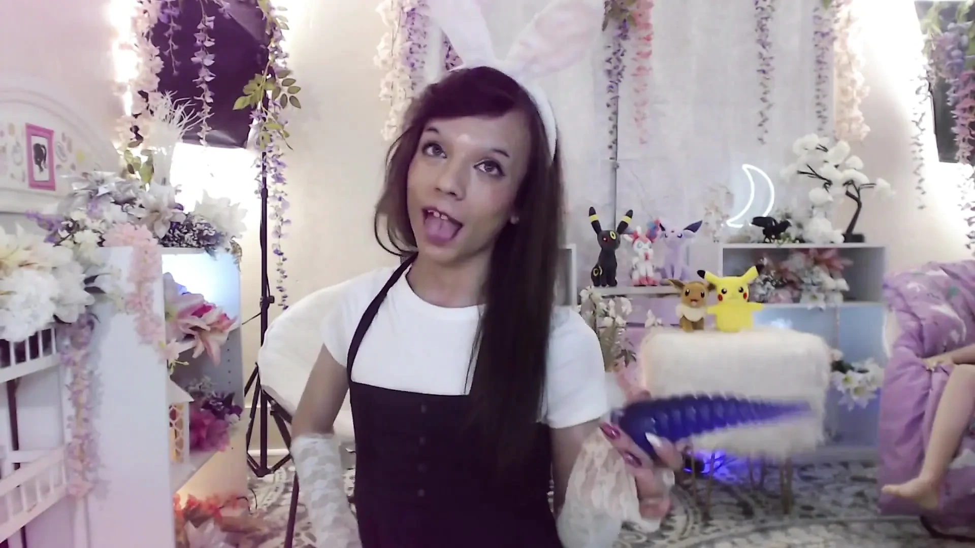 Bunny Femboy mucama abre su apretado botín con monstruo juguete