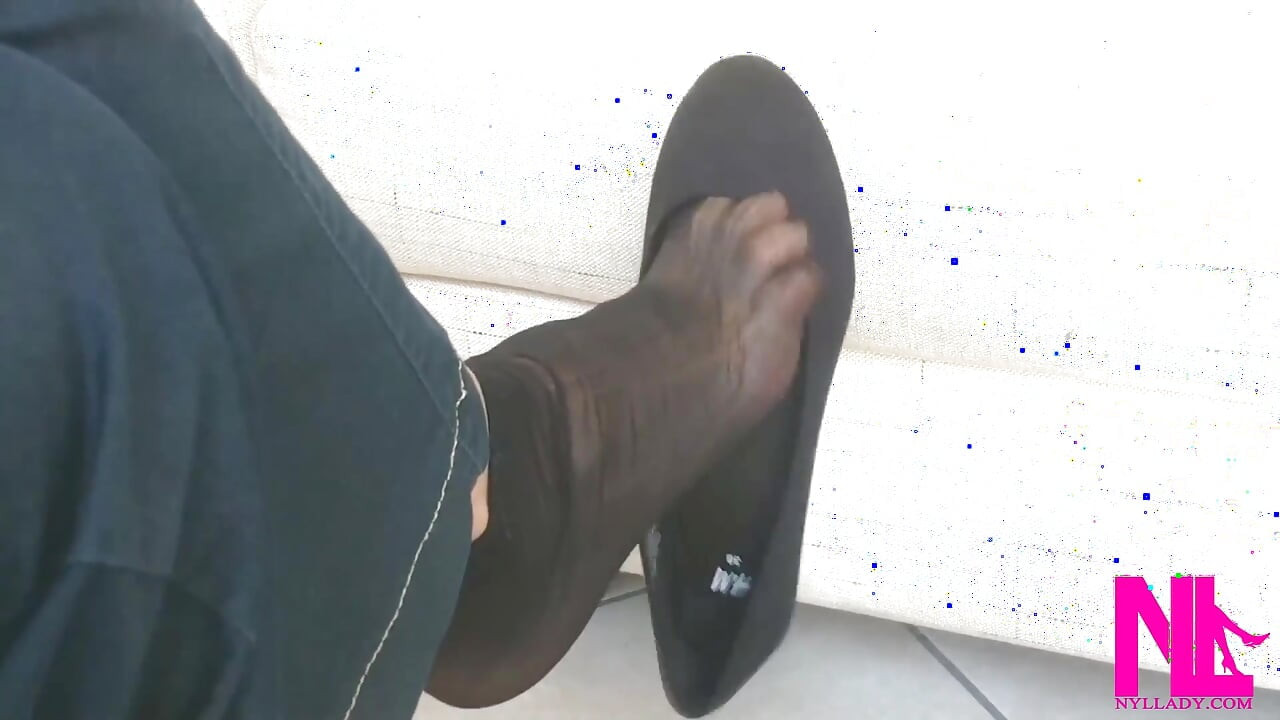 kaale phlait aur kaale naaylon moje men dangling