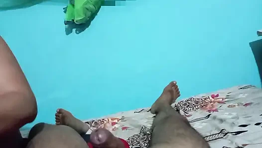Gadis yang sangat cantik melakukan blowjob dengan pacarnya.