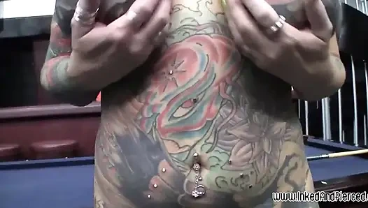 Inked and pierced - cewek-cewek alt dan emo bertato yang ditindik dan ditindik