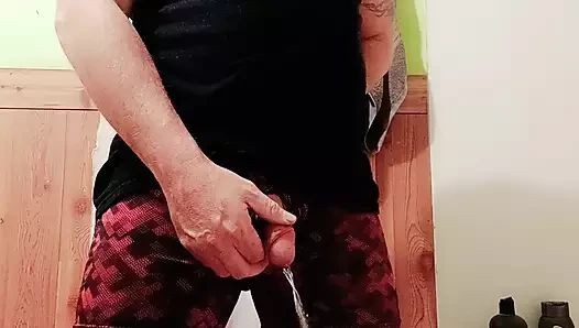 Tek başına sidik işiyor