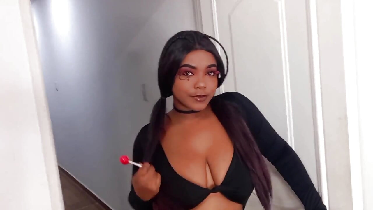 Sora vitregă excitată vrea să sugă noaptea târziu