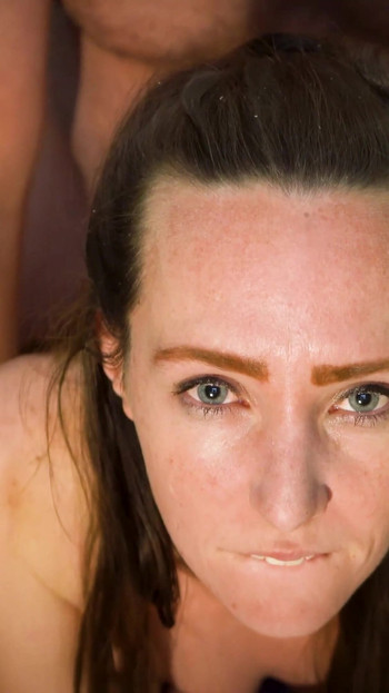 Moment mémorable de « Une petite brune se fait baiser brutalement par derrière et exhibe les conséquences »