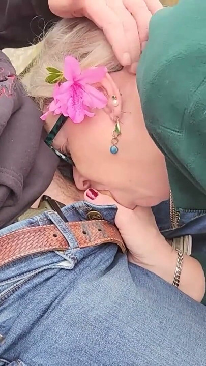 MILF BBW חמה מסתובבת בפארק עם התחת שלה בחוץ! נותנת ראש לזר! | קליפ 1