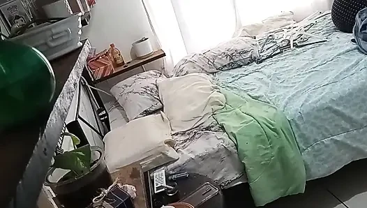 Olgun orta yaşlı seksi kadın odasını temizliyor 1
