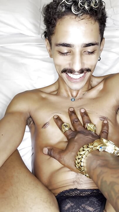 Homem mais velho fode jovem novinha gêmea