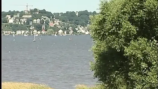 Vollbusige rothaarige teenagerin hebt kleid im freien