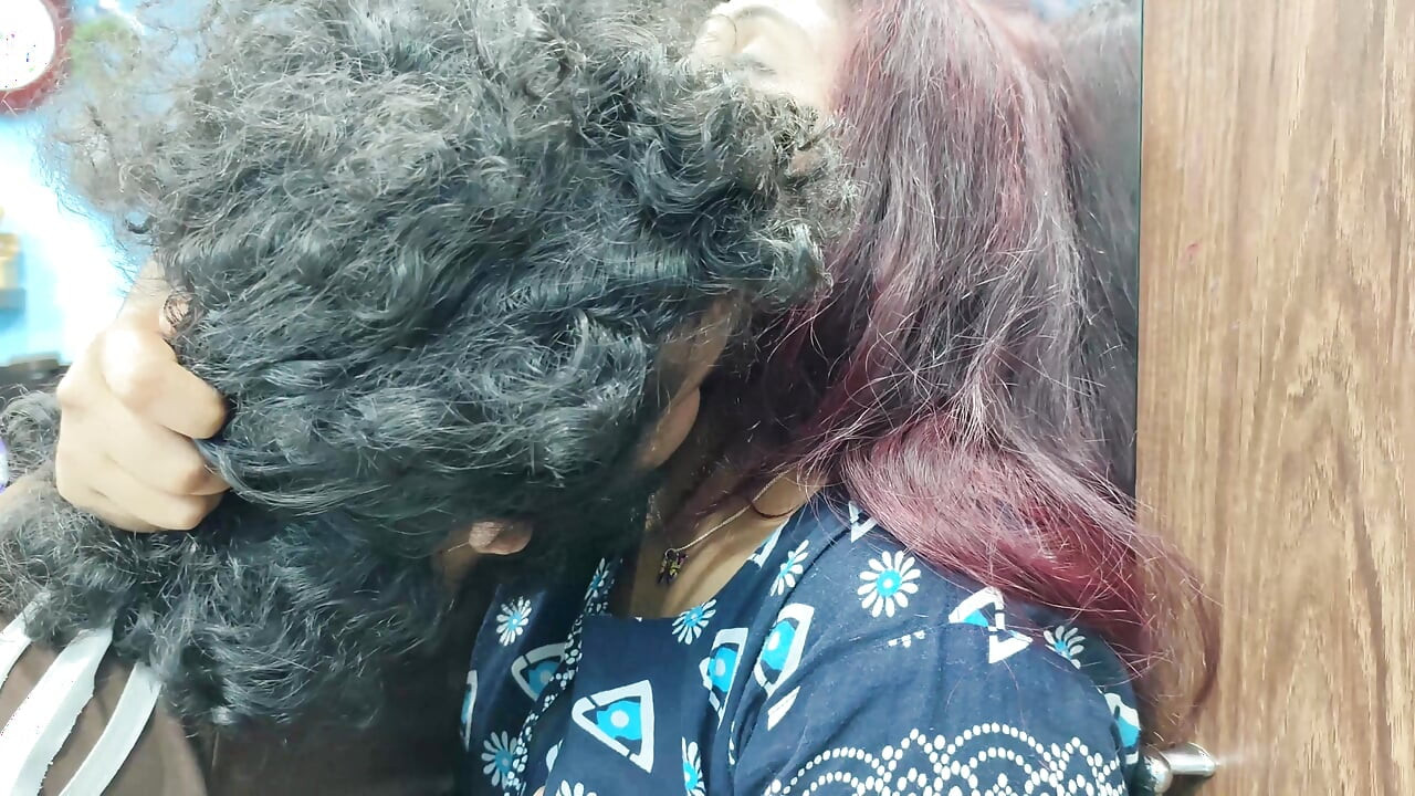 Lip lock, beijo no pescoço e romance quente com menina mallu