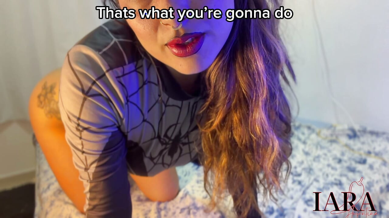 Sexy latina Venom klaarkomt op jou