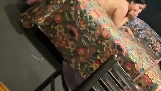 Baby Stepmom merangkak dengan penuh gairah