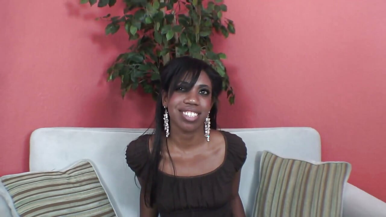 Sexy ebony gives perfect blowjob