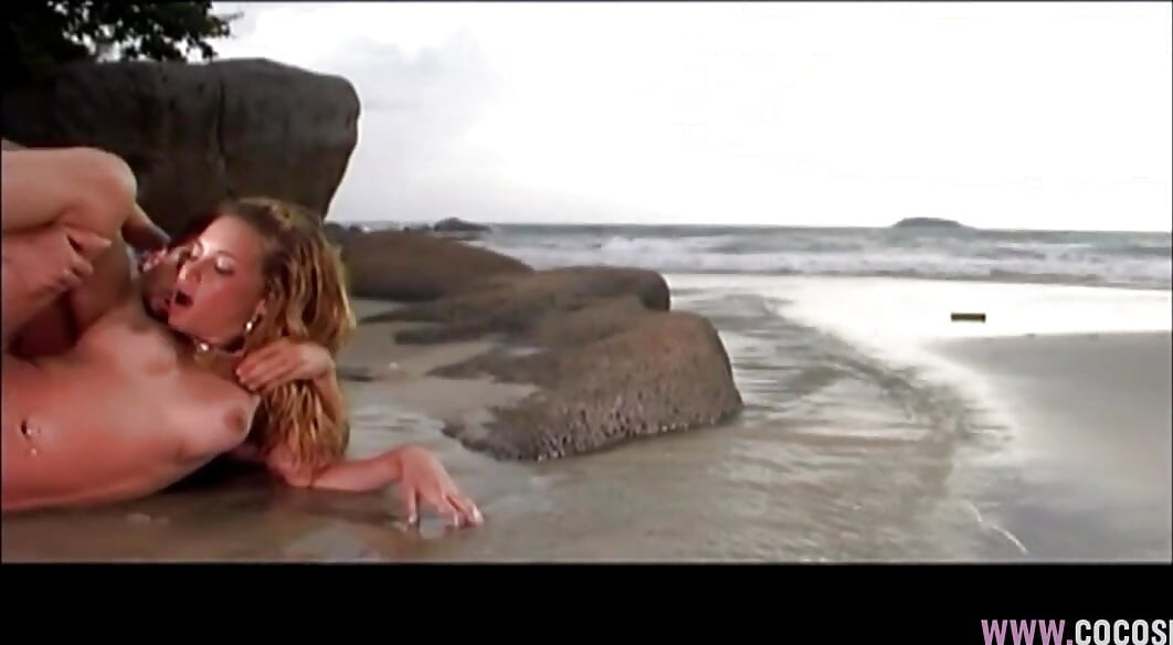 Seks pantai penuh gairah sama pria rambut pirang dan berotot di pantai rocks