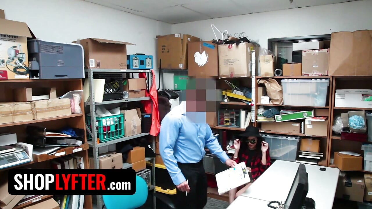 Shoplyfter - Foxy bråkmakare Audrey Royal får enorma ansiktssprut från två säkerhetsvakter