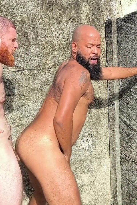 在户外操熊，我把那混蛋的屁股挤出来