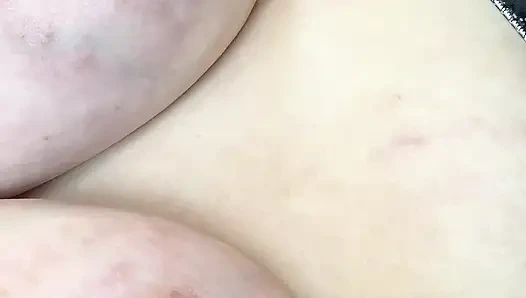 Göğüslerin üzerinde yürüyor