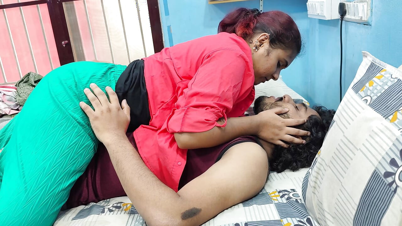 Chica besando chico y romance caliente