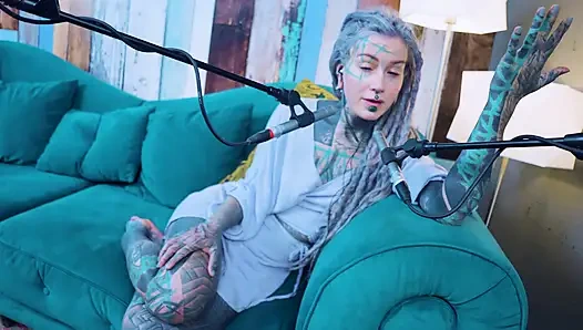 M hakkında konuşuyorum - müzik - asmr podcast sfw konuşuyor gotik sıska kız dreadlocks dövmeli model dövmeli kız