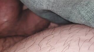 Пасинок голий у ліжку з членом біля мачухи