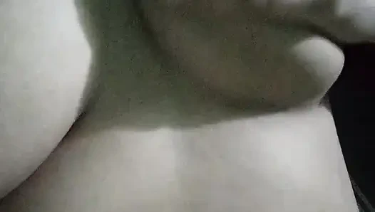 Yalnız kız amcığını parmaklıyor