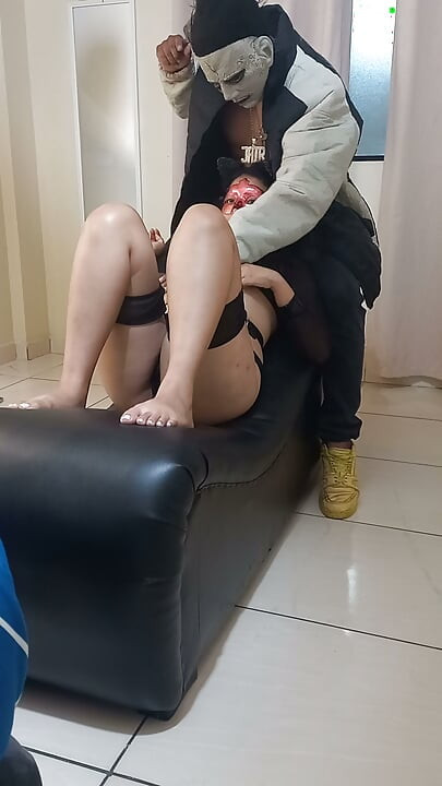 Jiran datang melawat aku bila aku sorang-sorang