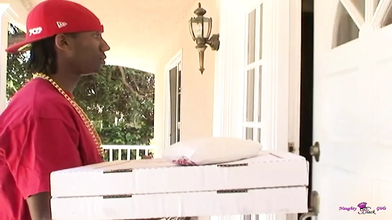 Pizza Delivery Guy Gets Seduced by a Black MILF and Fucks Her Tight Anal Hardcore.