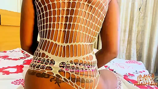 Aku nggak bisa berhenti muncrat saat pantatku ditindik pakai dildo ukuran raksasa