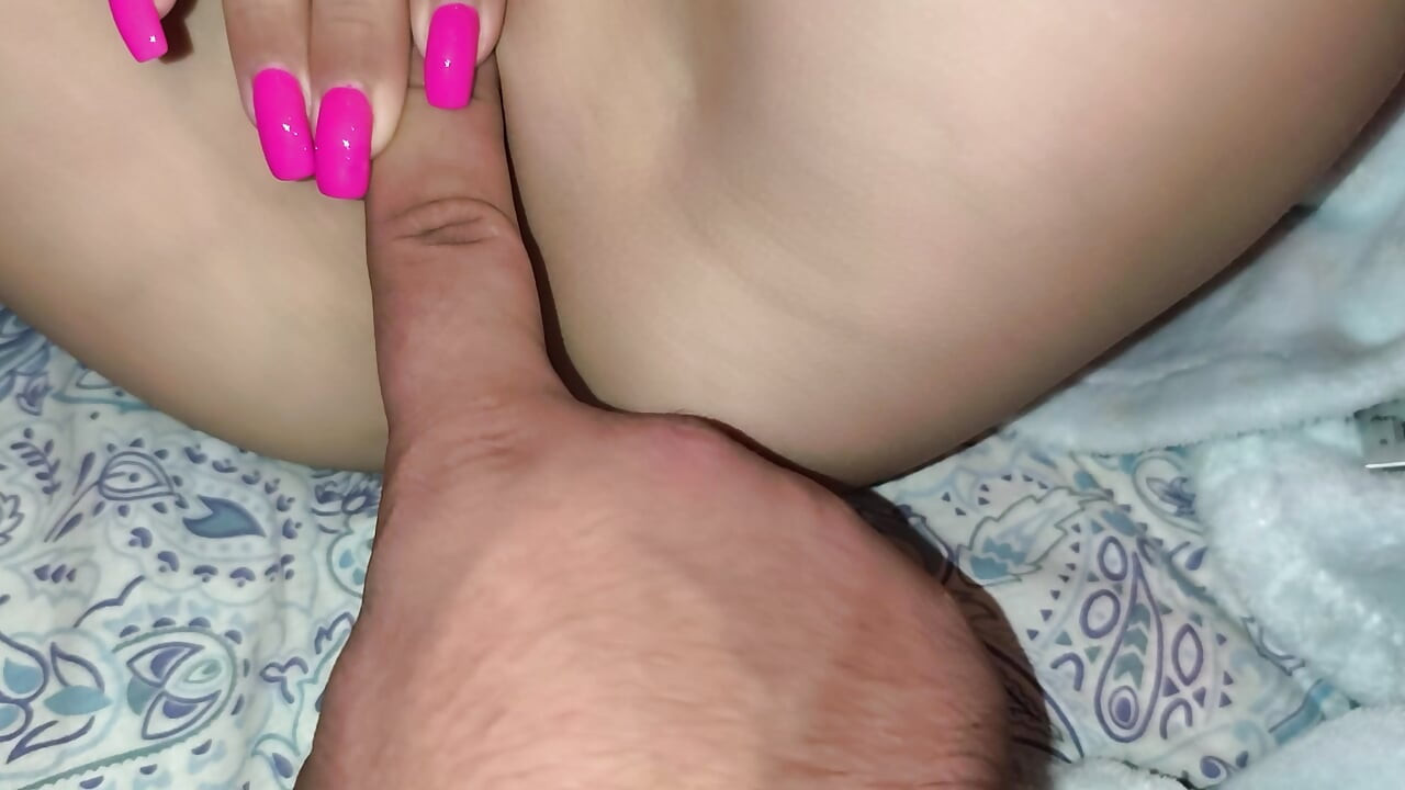 Masturbuję się cipką przyrodniej siostry palcem, aż osiągnę orgazm i jęczę