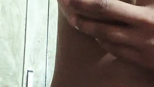 Сцена с красивой девушкой дези в спальне