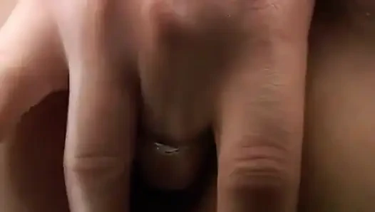 Pelacur amatir Italia dengan toket besar sedang mencari kontol keras untuk ditunggangi