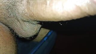 Masturbuje się seks pięścią penisa posmarowaną olejem