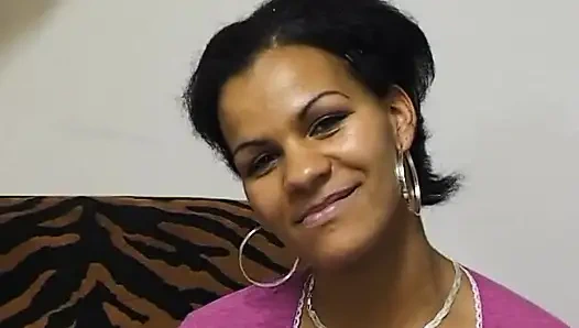 Чернокожая сосет член как профи