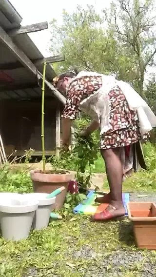 제복을 입은 정원 가꾸기