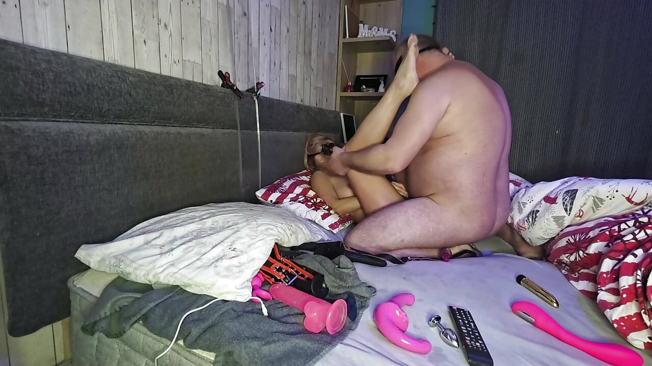 Pareja cachonda con milf caliente disfruta del sexo hardcore