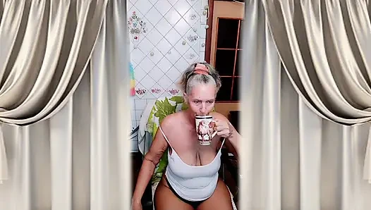 Fröhliche hausfrau lukerya in der küche