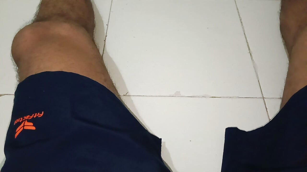 Indio musulmán caliente masturbándose con su polla grande