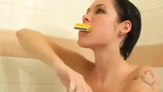Sexy teen allie rasiert sich in der dusche