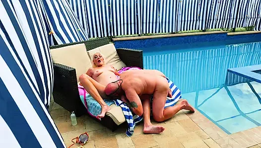 Милфу-блондинку трахнули у бассейна