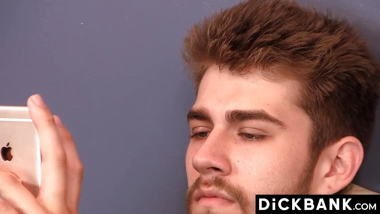Guapo Andrew James masturba su polla dura mientras ve porno