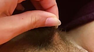 Ctanguarra gets horny when playing with the hairs of her pussy