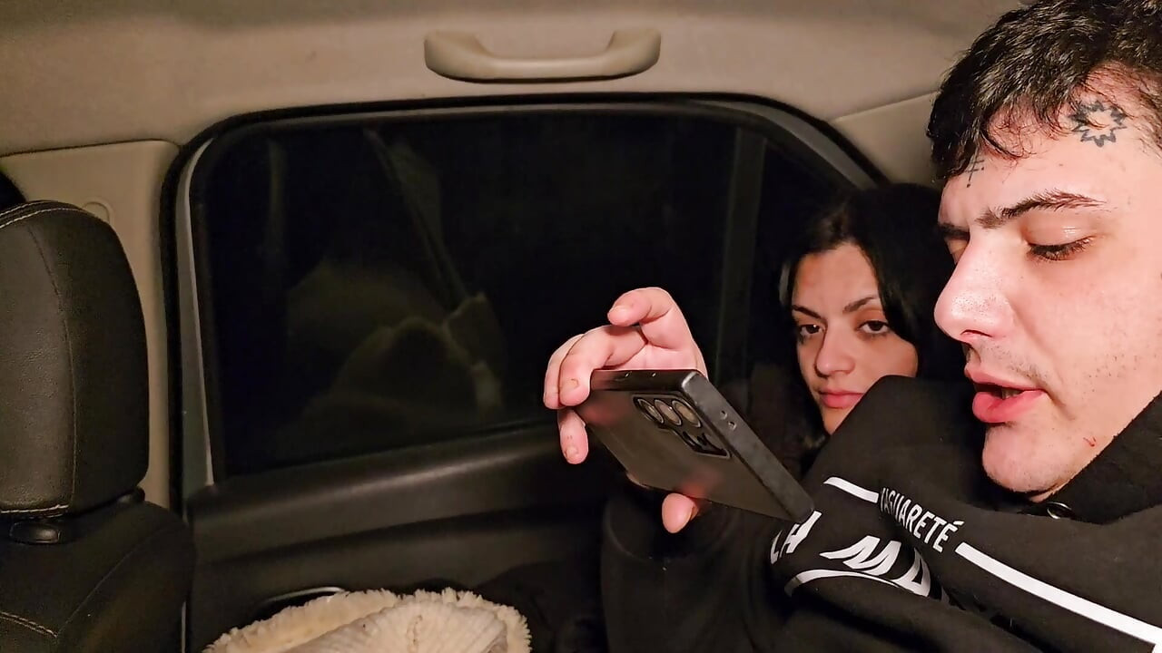 Fuimos de compras con un par de amigos en el auto y las cuatro terminamos teniendo sexo en el auto.