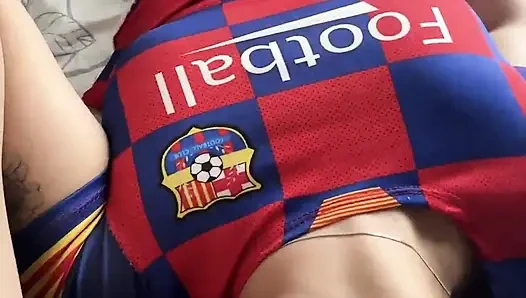 Heiße cheerleaderin mit einem dicken arsch fickt zwei schwänze