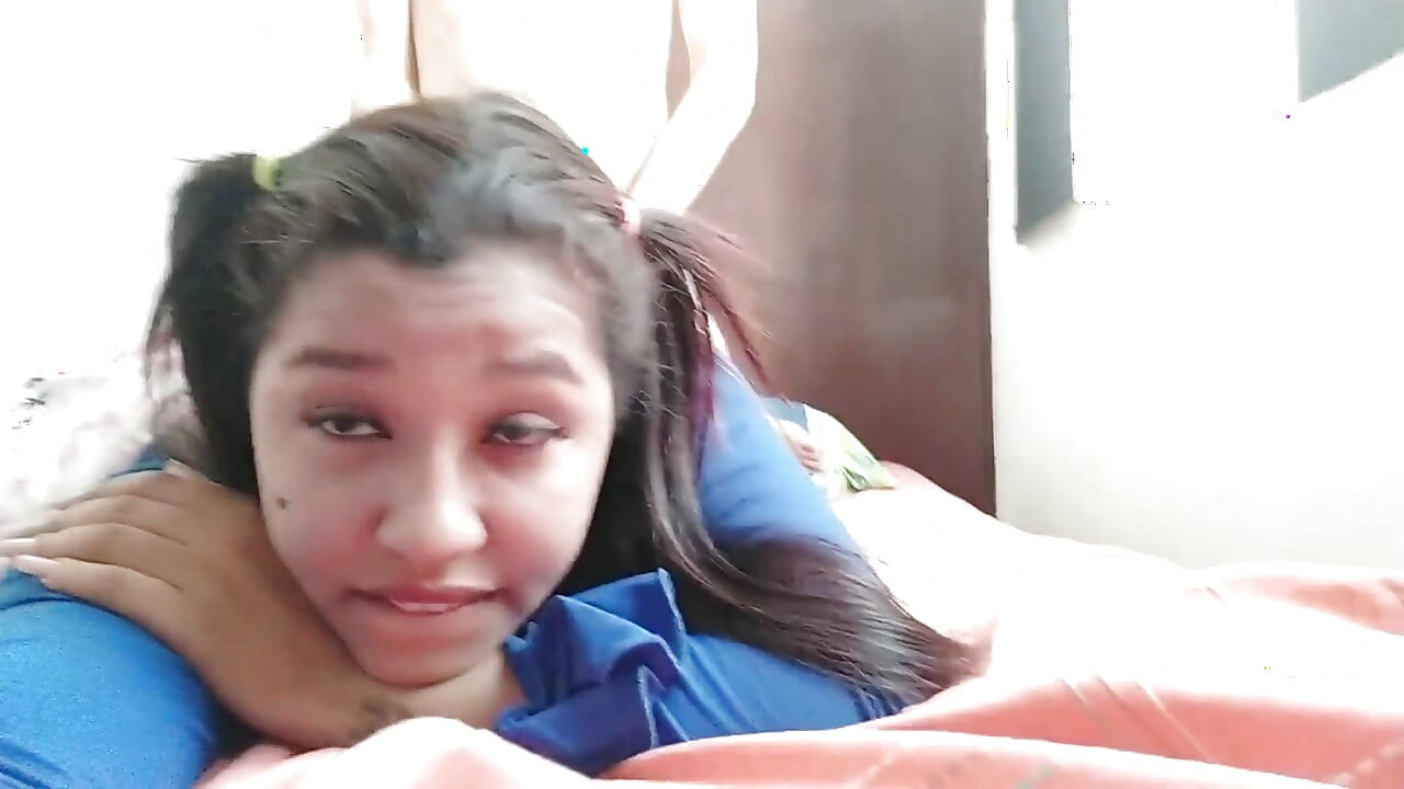 18-jarige brunette met grote doorhangende tieten uit New York, Verenigde Staten neukt de grote lul van haar stiefbroer Sonado