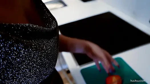 Hardcore pisse in den hals in der küche